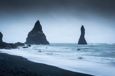 Reynisfjara Black Beach, Vik, İzlanda 'daki siyah bazalt deniz yığınları.