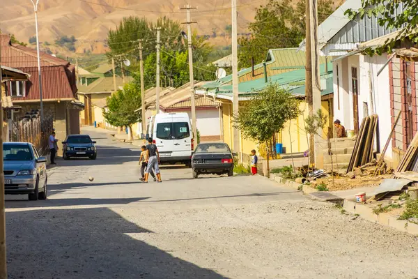 Penjikent, Tacikistan, 20 Ağustos 2023: Panjakent sokaklarında futbol oynayan çocuklar