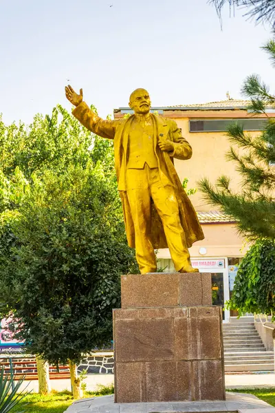 Penjikent, Tacikistan, 20 Ağustos 2023: Panjakent sokaklarında Lenin heykeli