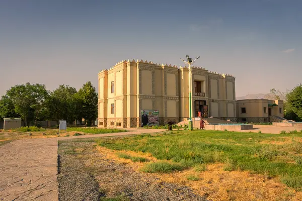 Sarazm, Tacikistan, 20 Ağustos 2023: Günbatımında Sarazm UNESCO Müzesi