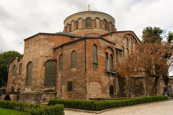 İstanbul 'un Topkapı Sarayı avlusundaki eski cami