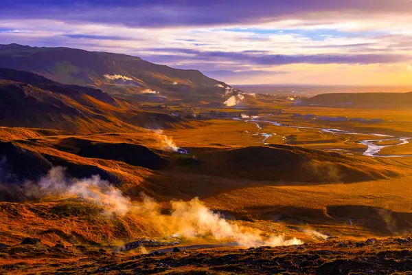 Reykjadalur 'un volkanik manzarası, doğal kaynaklı buharlı vadi, İzlanda