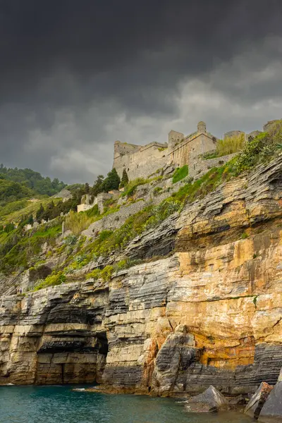Schloss Von Portovenere Mit Bewölktem Himmel Vom Meer Aus Ligurien lizenzfreie Stockfotos