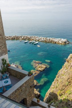 Riomaggiore, Cinque Terre, Liguria, İtalya kıyılarında kristal berraklığında su