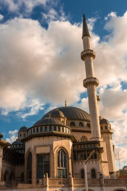 İstanbul, Türkiye 'de Taksim Meydanı camisi gün batımında