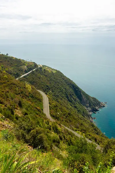 Ligurian Denizi kıyısında Riomaggiore ile Portovenere, İtalya arasındaki yürüyüş parkurunun manzarası