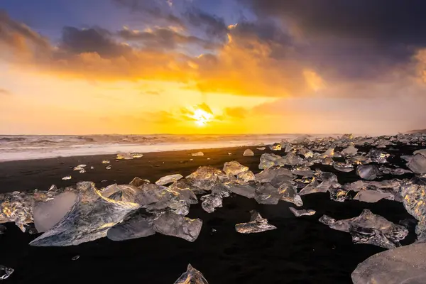 Úžasný Západ Slunce Nad Diamond Beach Sopečná Černá Pláž Ledovci — Stock fotografie