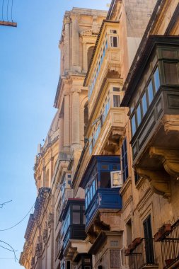 Valletta eski kasabası Malta 'da geleneksel renkli Malta balkonları (Gallarija)