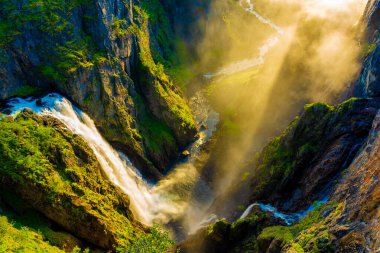 Voringfossen Şelaleleri, Norveç 'in oluşturduğu sisin içinden geçen inanılmaz güneş ışınları.