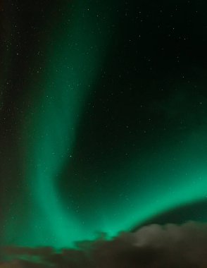 İzlanda 'nın yıldızlı gökyüzünde muhteşem Aurora Borealis, kuzey ışıkları