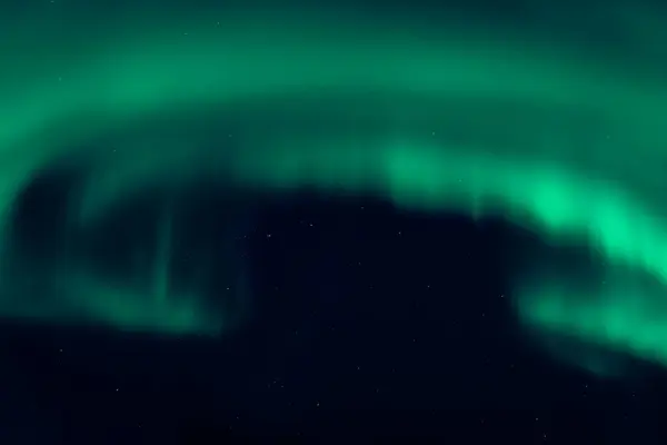 Erstaunliche Nordlichter Mit Sternenhimmel Polarlichter Reykjavik Island lizenzfreie Stockfotos
