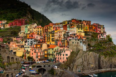 Renkli şehir Manarola bulutlu dramatik gökyüzü Cinque Terre, Liguria, İtalya