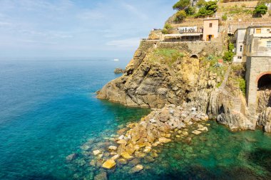 Riomaggiore, Cinque Terre, Liguria, İtalya kıyılarında kristal berraklığında su