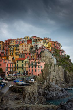 Manarola 'nın dramatik manzarası yağmurun altında Cinque Terre, Liguria, İtalya