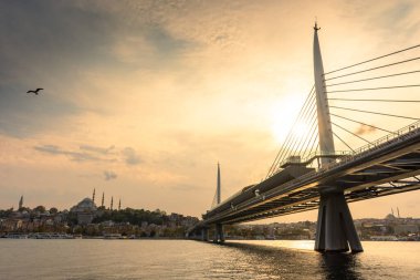 Türkiye 'nin İstanbul kentindeki Golden Horn köprüsü üzerinde gün batımı