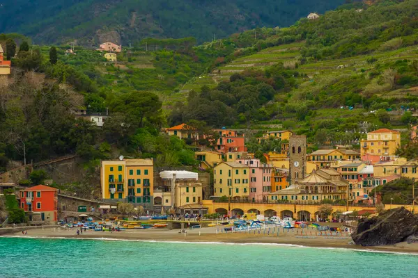 Monterosso sahilinin bulutlu manzarası, Cinque Terre, İtalya