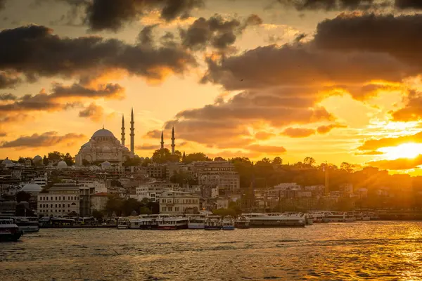 Günbatımında İstanbul 'un inanılmaz silueti, Süleyman Camii, Türkiye