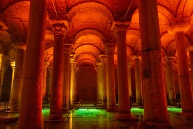 Bazilika Sarnıcı - İmparator Justinianus 'un altıncı yüzyılda inşa ettiği yeraltı su deposu, İstanbul, Türkiye
