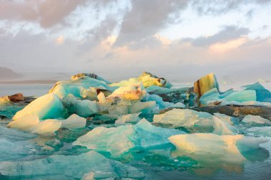 Jokulsarlon Buzul Gölü, İzlanda 'nın buzdağları üzerinde inanılmaz bir gün batımı.