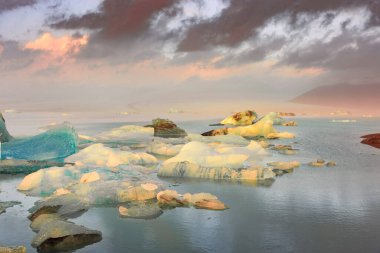 Jokulsarlon Buzul Gölü, İzlanda 'nın buzdağları üzerinde inanılmaz bir gün batımı.