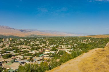 Arka planda Zerafshan dağları, Tacikistan 'da şehir olan Panjakent şehri