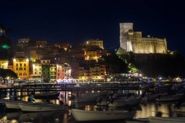 Lerici, İtalya, 13 Nisan 2022: Liguria 'da deniz kenti Lerici' nin gece manzarası