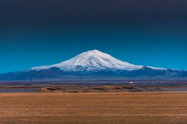 Donmuş bir gölün kıyısındaki yalnız ahşap kulübe. Finlandiya, Lempala 'da gece karlı manzaralar