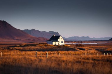 İzlanda, Snaefelness Yarımadası 'nın çayırında yalnız bir ev.