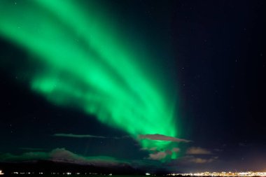Yıldızlı gökyüzü inanılmaz kuzey ışıkları. Reykjavik, İzlanda 'da Aurora borealis