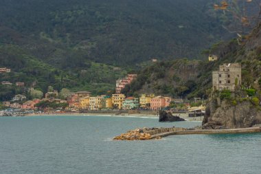 Monterosso sahilinin bulutlu manzarası, Cinque Terre, İtalya