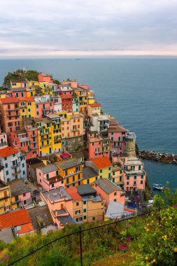 Renkli şehir Manarola bulutlu dramatik gökyüzü Cinque Terre, Liguria, İtalya