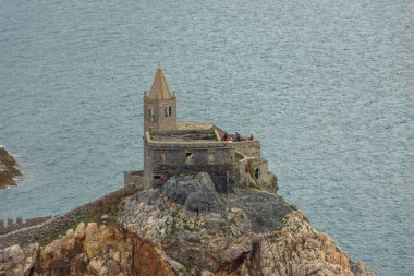 Portovenere, Liguria, İtalya 'da denizin ortasındaki bir kayanın üzerindeki manzara kilisesi.