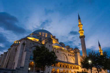 Güzel Süleyman Camii gece aydınlanıyor, İstanbul, Türkiye