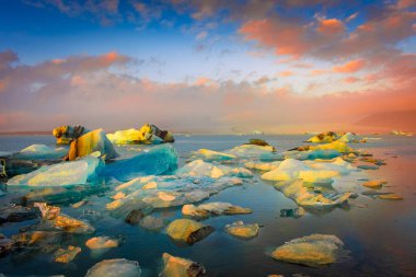Jokulsarlon Buzul Gölü, İzlanda 'nın buzdağları üzerinde inanılmaz bir gün batımı.