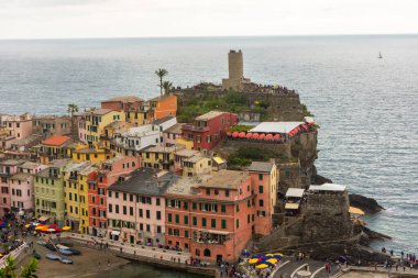 Bulutlu gökyüzü altındaki renkli Vernazza kasabası Cinque Terre, Liguria, İtalya