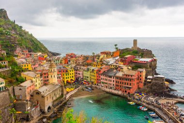 Bulutlu gökyüzü altındaki renkli Vernazza kasabası Cinque Terre, Liguria, İtalya
