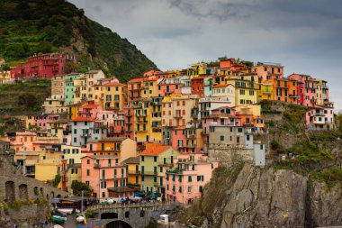 Renkli şehir Manarola bulutlu dramatik gökyüzü Cinque Terre, Liguria, İtalya