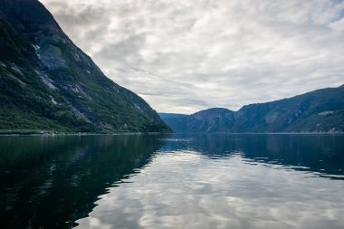 Norveç, Eidfjord 'daki Sognefjorden Yansıması