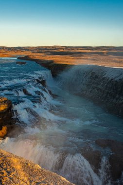 Popüler turizm merkezi Gullfoss Şelalesi 'nin harika kış manzarası. Hvita nehrinde muhteşem bir gün batımı. İzlanda, Avrupa 'nın muhteşem gün batımı manzarası. Seyahat konsepti arka planı.