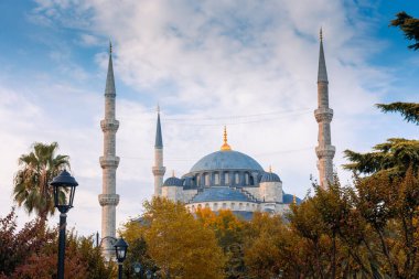 Mavi Cami ve Sultanahmet Meydanı 'nın sonbahar manzarası, İstanbul, Türkiye