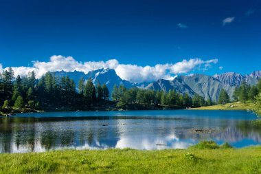 Arpy Gölü ve Mont Blanc 'ın güzel manzarası, İtalya