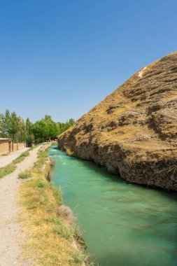 Antik Panjakent, Tacikistan 'ın kalıntılarının yanında akan akarsu