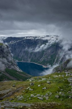Norveç, Trolltunga yürüyüş parkurundaki güzel göl manzarası