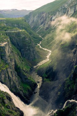 Norveç 'teki Voringfossen şelalesinin üzerinde inanılmaz bir gün batımı.