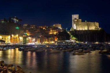 Lerici, İtalya, 13 Nisan 2022: Liguria 'da deniz kenti Lerici' nin gece manzarası