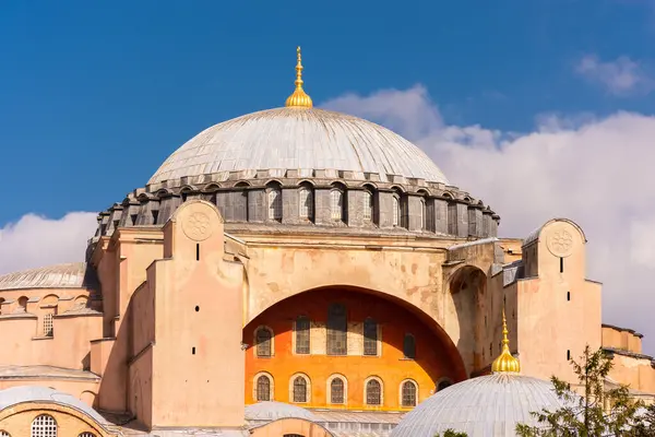 Sonbahar yapraklı Ayasofya Camii, İstanbul ve Türkiye