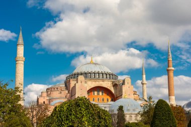 Sonbahar yapraklı Ayasofya Camii, İstanbul ve Türkiye