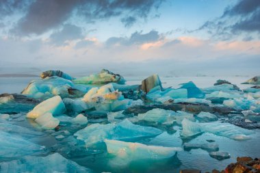 Jokulsarlon Buzul Gölü 'nde gün doğumunda yüzen mavi buz, İzlanda