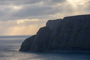 Kuzey Burnu 'nun ve Kuzey Buz Denizi' nin üzerinde güzel güneş ışınları var.