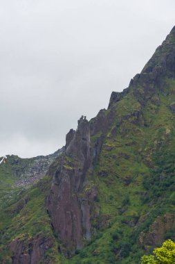 Svolvaergeita, Norveç 'in Lofoten Adaları' nın ana kasabası Svolvaer 'i görmek için özel kaya oluşumu.